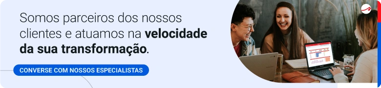 Banner com equipe reunida diante do notebook e convite para falar com especialistas Siteware