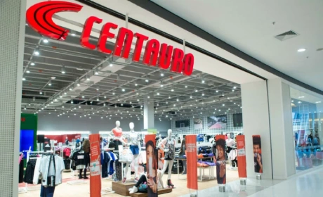 Fachada de loja Centauro em shopping com manequins na vitrine