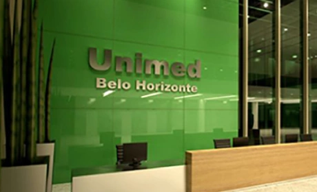 Reception of the Unimed Belo Horizonte headquarters with a green panel